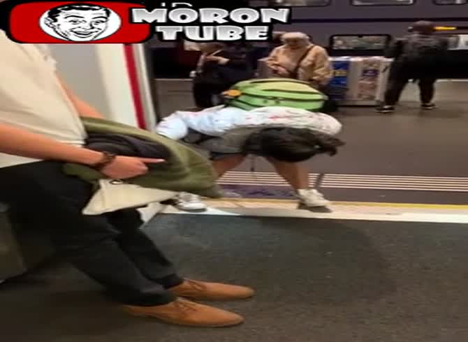Video :Before getting on the train in Switzerland, a woman uses the platform to urinate